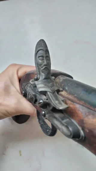 Pistola antigua de madera y metal