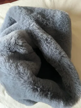 Cuello pelo sintético negro