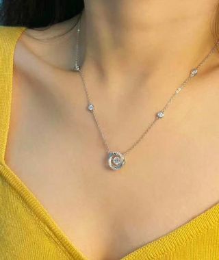 Collar plateado con colgante circular