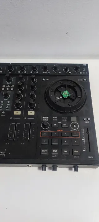 Controlador DJ Traktor Kontrol S4