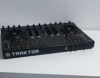 Controlador DJ Traktor Kontrol S4