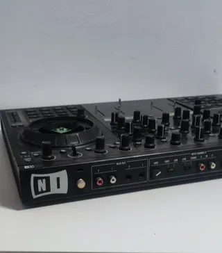 Controlador DJ Traktor Kontrol S4