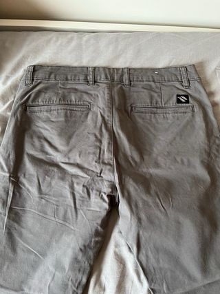Pantalón chino gris hombre