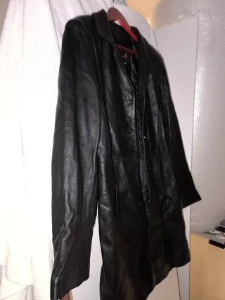 Abrigo de cuero auténtico.