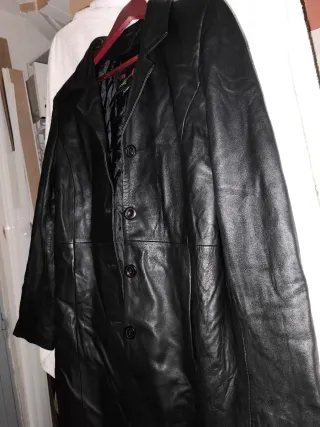 Abrigo de cuero auténtico.