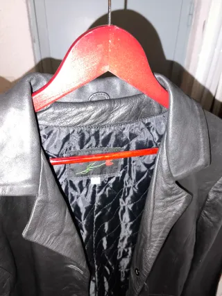 Abrigo de cuero auténtico.