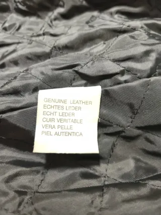 Abrigo de cuero auténtico.