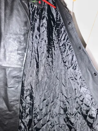 Abrigo de cuero auténtico.