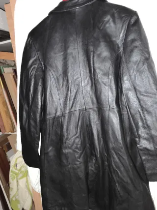 Abrigo de cuero auténtico.