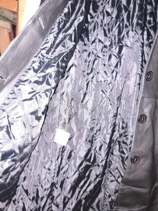 Abrigo de cuero auténtico.