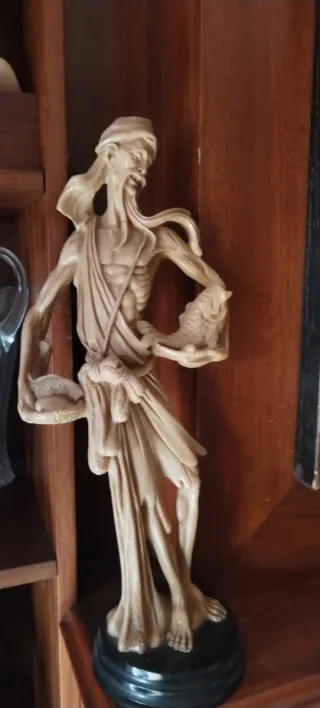 Figura antigua hombre anciano con pez