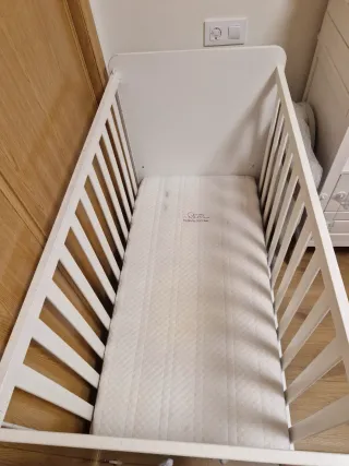 Cuna infantil con dibujos de animales