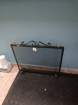 Salva chispas negro y dorado.