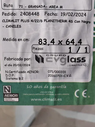 Ventana oscilobatiente con persiana