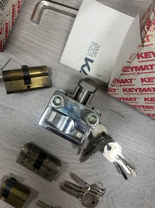 Cerraduras para persiana y otras para puertas