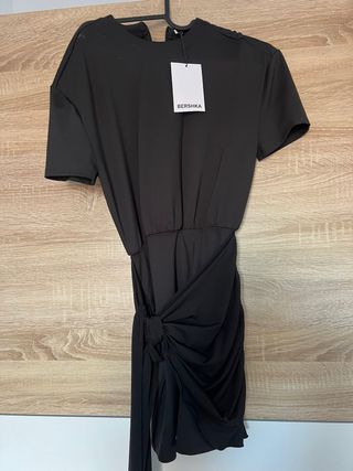 Vestido midi Bershka negro con etiqueta