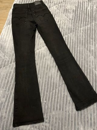 Levis 725 High Rise Bootcut Negro