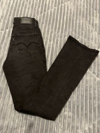 Levis 725 High Rise Bootcut Negro