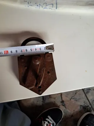 Candado antiguo de metal oxidado