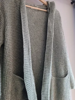 Chaqueta punto capucha y bolsillos