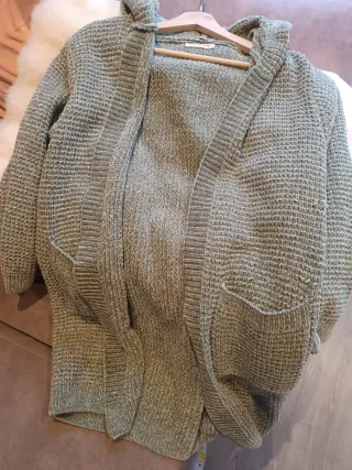 Chaqueta punto capucha y bolsillos