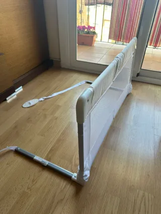 Barrera de cama blanca