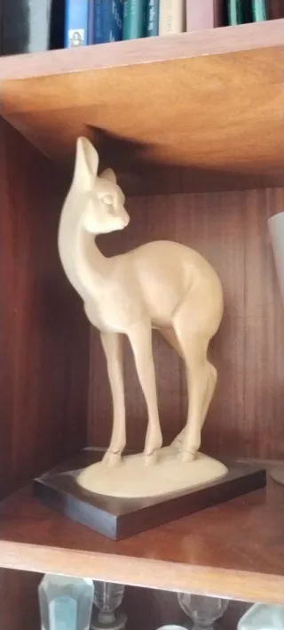 Figura de ciervo de cerámica