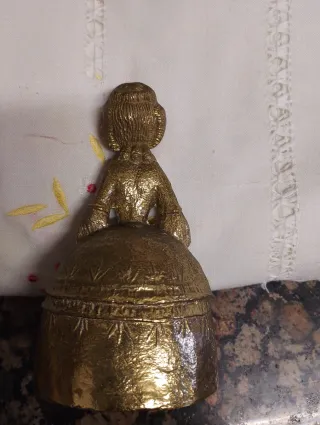 Campana de bronce figura de mujer