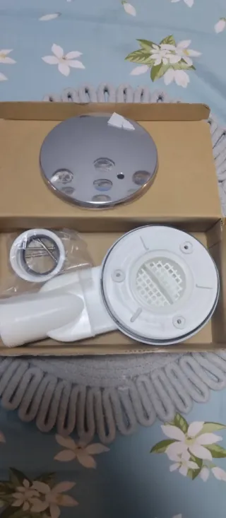 Válvula sifónica cromada y blanca