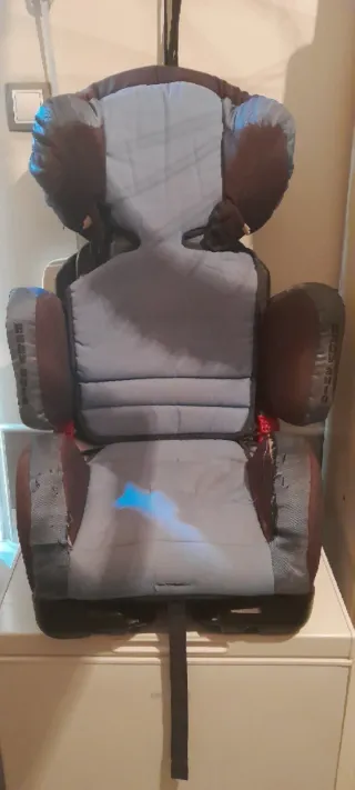 Silla de bebé homologsda para llevar en el coche.