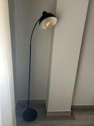 Lámpara de pie negra