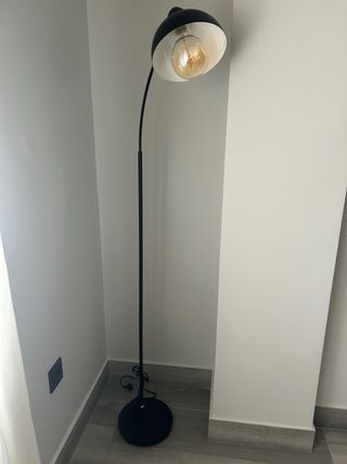 Lámpara de pie negra