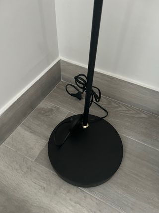 Lámpara de pie negra