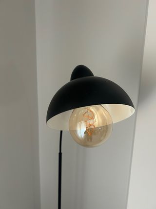 Lámpara de pie negra