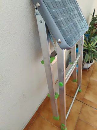 Escalera de aluminio plegable