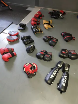 Guantes boxeo, paos y casco.