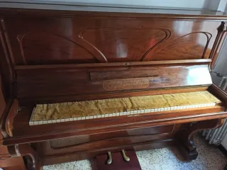 Piano de madera clásico