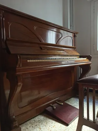 Piano de madera clásico