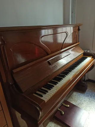 Piano de madera clásico