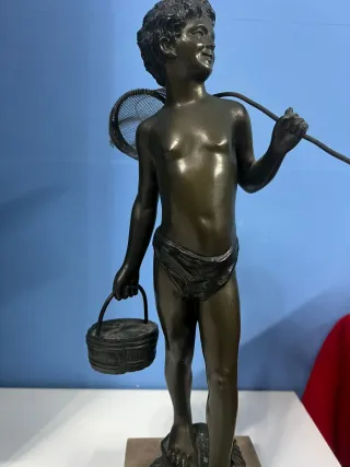 Statua ragazzo con rete da pesca e secchio