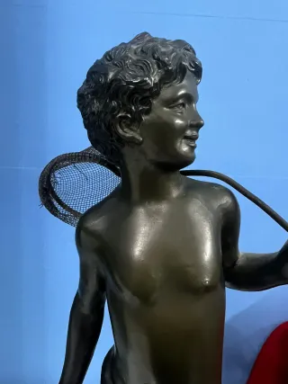Statua ragazzo con rete da pesca e secchio