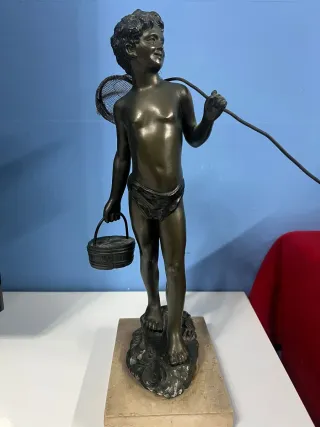 Statua ragazzo con rete da pesca e secchio