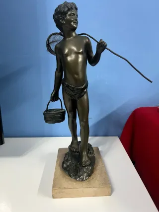 Statua ragazzo con rete da pesca e secchio