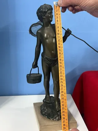 Statua ragazzo con rete da pesca e secchio