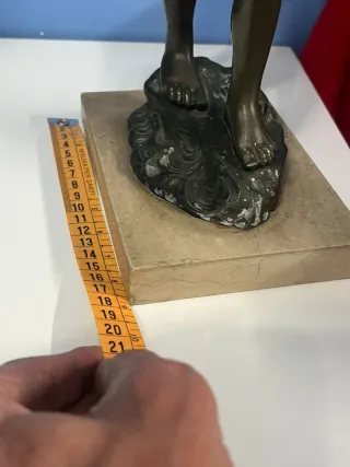 Statua ragazzo con rete da pesca e secchio