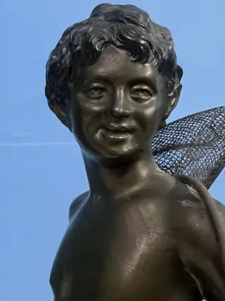 Statua ragazzo con rete da pesca e secchio