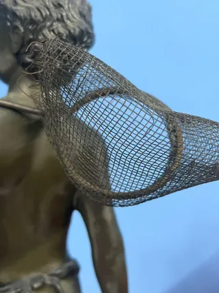 Statua ragazzo con rete da pesca e secchio