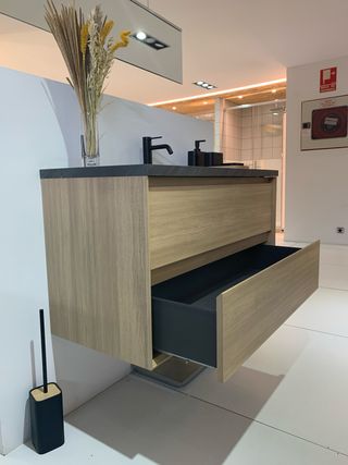 Mueble de baño suspendido madera y piedra