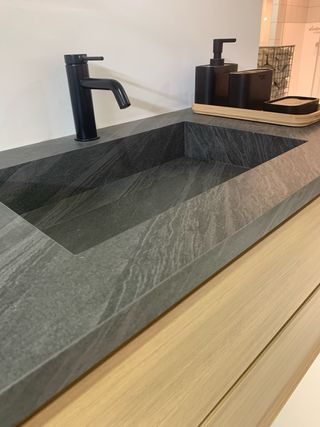 Mueble de baño suspendido madera y piedra