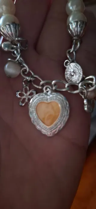 Pulsera de perlas con dijes